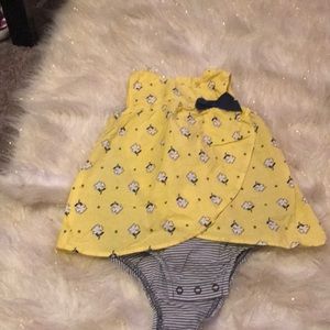 Yellow dress w white daisy, navy bow, crotch snap
